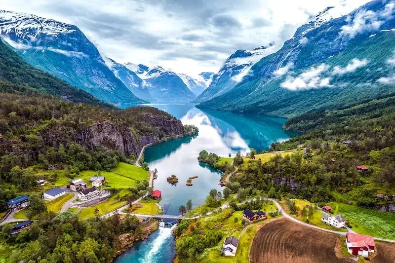 Ile ludności ma Norwegia?