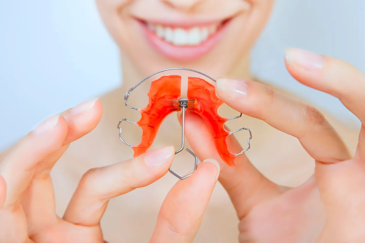 Stomatolog wykona odbudowę uzębienia przy pomocy implantów zębowych